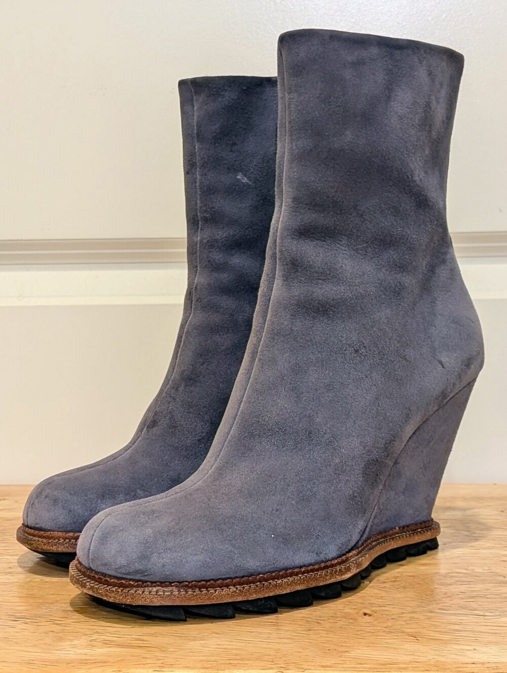 GUC 2009 Camilla Skovgaard 37 1/2 Super Soft Grey Suede Hidden Wedge Booties